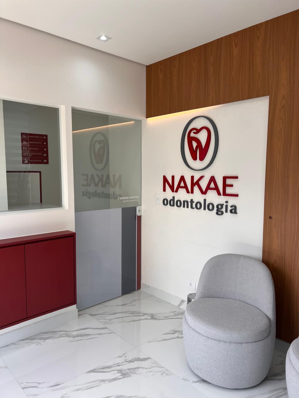 Entrada da Nakae Odontologia com logotipo na parede